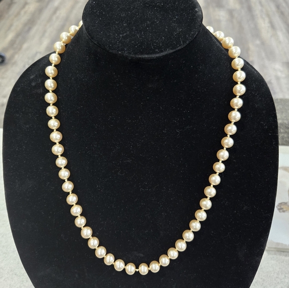 🐢 Vintage Givenchy Hand Knotted Real Pearls - COMES WITH VELVET VINTAGE CASE! - Picture 12 of 17